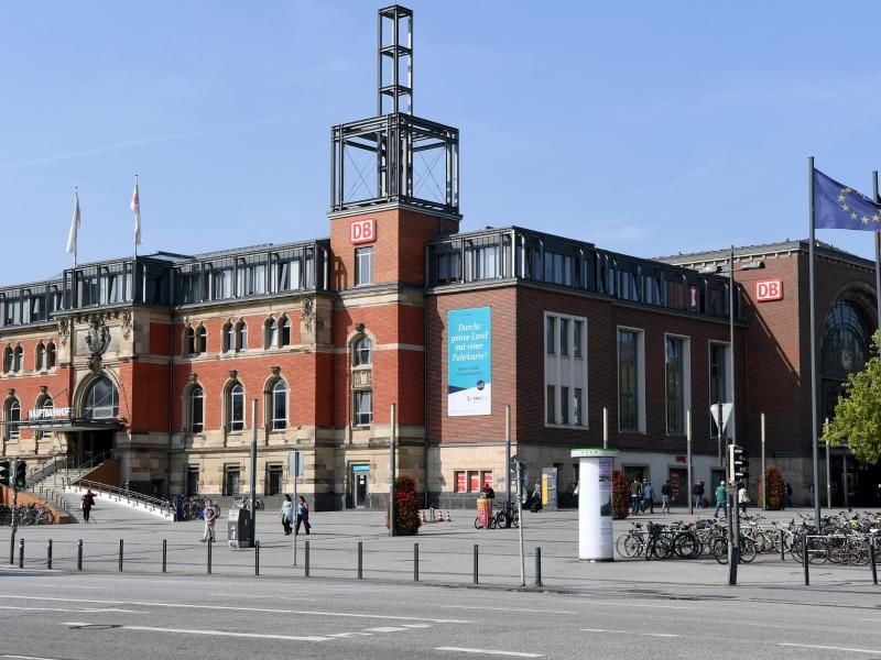 Im Kieler Hauptbahnhof findet während der WM-Spiele der deutschen Handballer ein großes Public Viewing statt. Foto: Carsten Rehder/Archiv