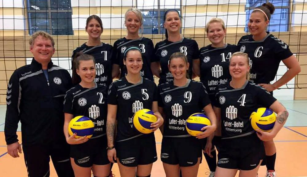 Zufriedene Gesichter. Die Landesklassen-Volleyballerinnen des MTV Wittenberg haben ohne Probleme den Aufstieg in die Landesliga geschafft.