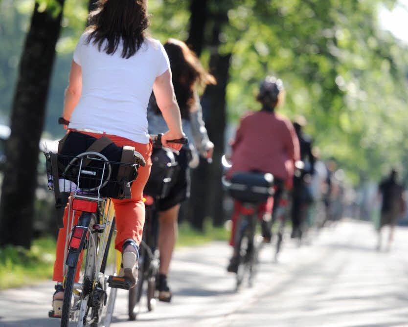 Mit dem E-Bike geht es auf eine 40 Kilometer lange Tour.