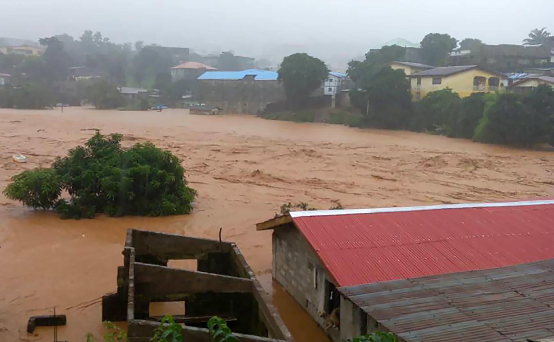 Wegen starken Überschwemmungen gab es zahlreiche Todesopfer in Sierra Leone.