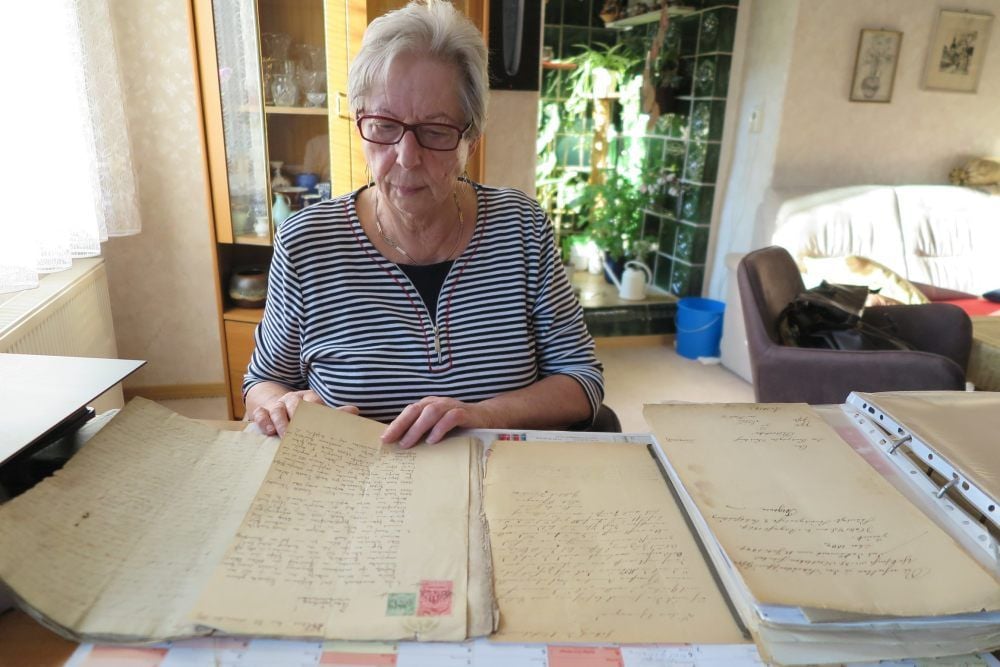 Ursula Köberstein schaut in alte Familiendokumente.