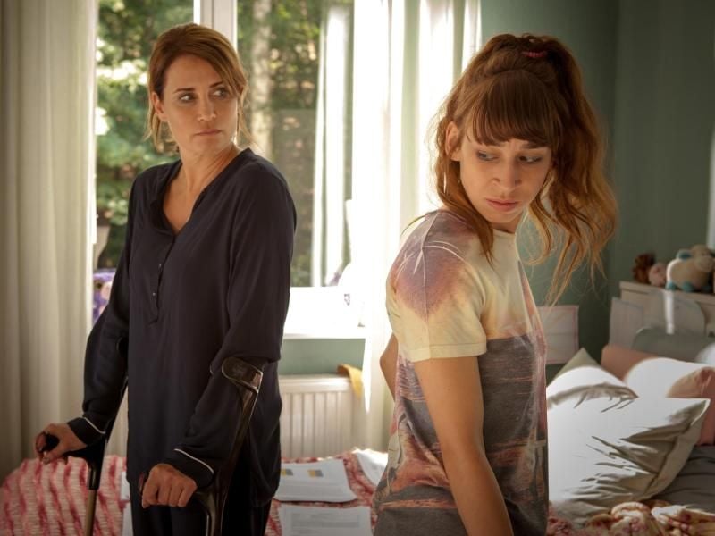 Konstanze (Anja Kling, l.) und Jacqueline (Carol Schuler) gehen sich gehörig auf die Nerven. Foto: ZDF/Conny Klein