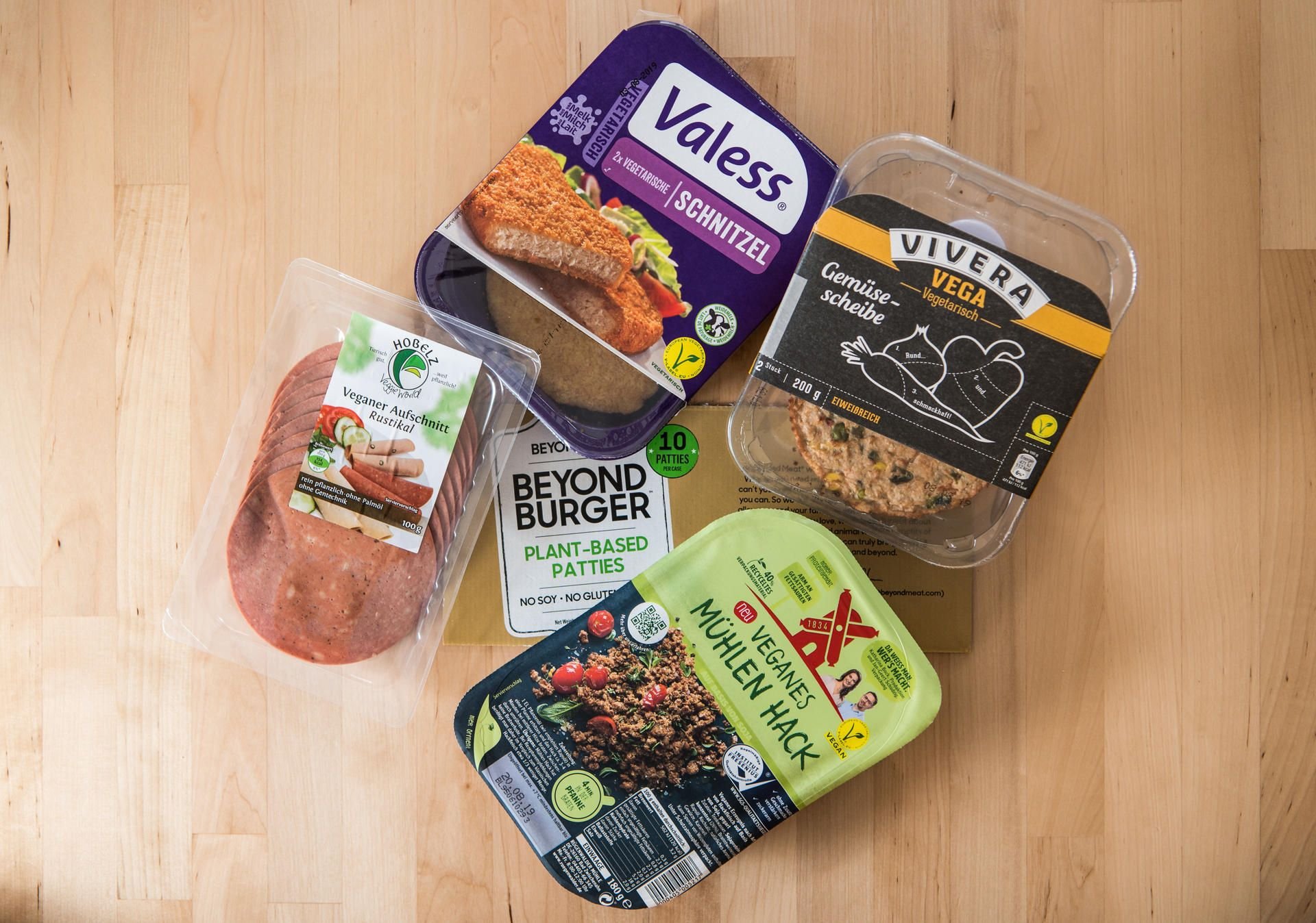 Verschiedene vegane und vegetarische Fleischersatzprodukte liegen verpackt auf dem Tisch. (Symbolbild)