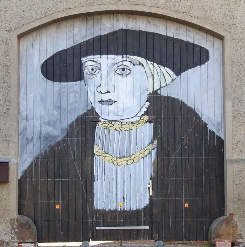 Elisabeth von Brandenburg (1485 bis 1555) - Peter Appelt, als Dozent der Lessing Hochschule zu Berlin federführend verantwortlich für den künstlerischen Workshop Ende September in der Elbestadt und Bewohner des Prettiner „Schlösschens“, ist dabei, das Porträt der Kurfürstin auf das Hoftor des Grundstücks in der Hohen Straße zu bannen, das ihr einst Zuflucht bot.