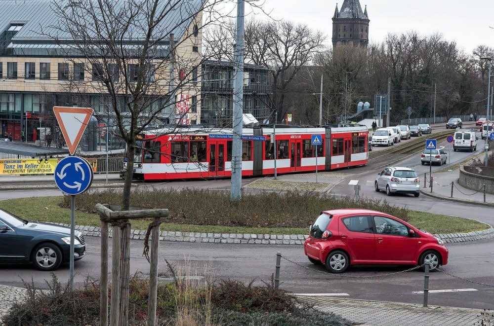 Der Rudolf-Breitscheid-Platz mit dem Kreisel ist der wichtigste innerstädtische Verkehrsknoten und war 2016 der Unfallschwerpunkt Nummer eins.