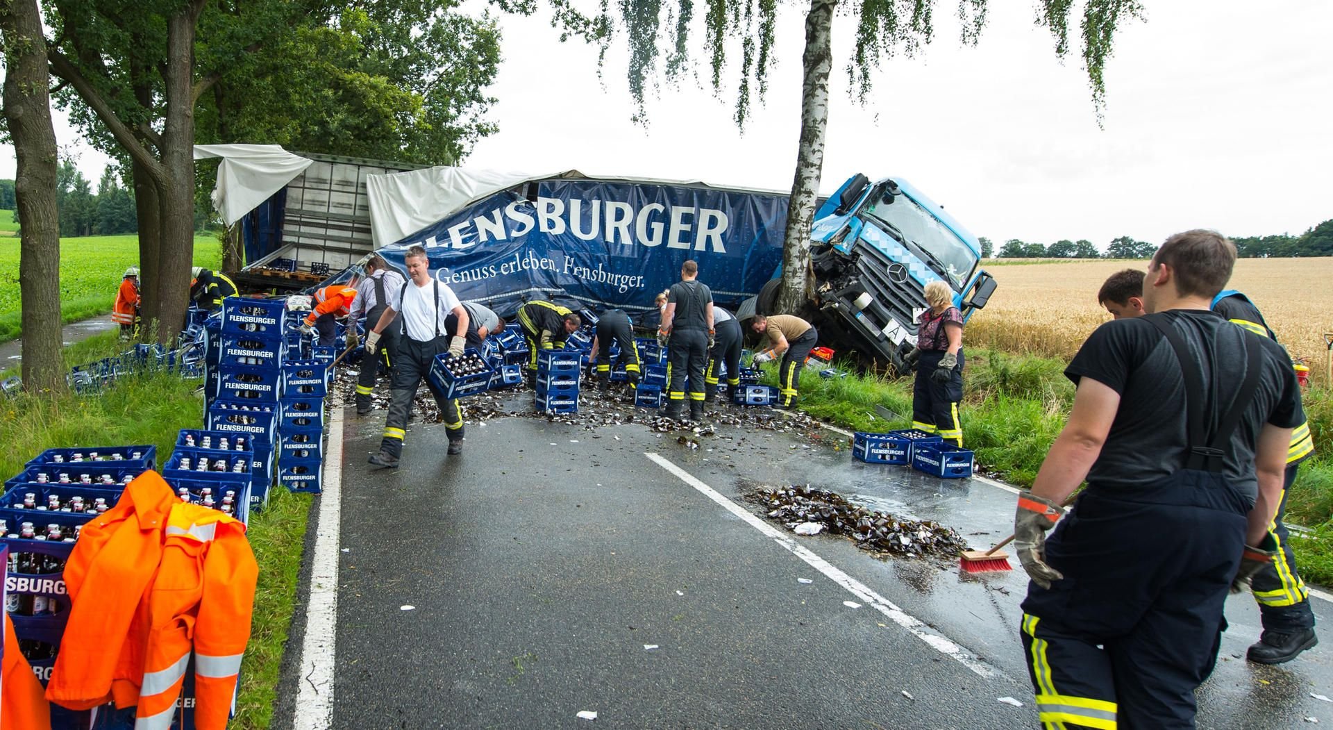 Ein verunglückter Biertransporter liegt quer auf der Landesstraße L233 bei Oetzfelde (Niedersachsen).