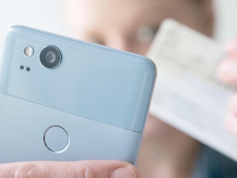 Personalausweis ans Handy halten, fertig. Mit dem neuen E-Perso können jetzt Prepaid-SIM-Karten von Vodafone aktiviert werden. Foto: Andrea Warnecke/dpa-tmn