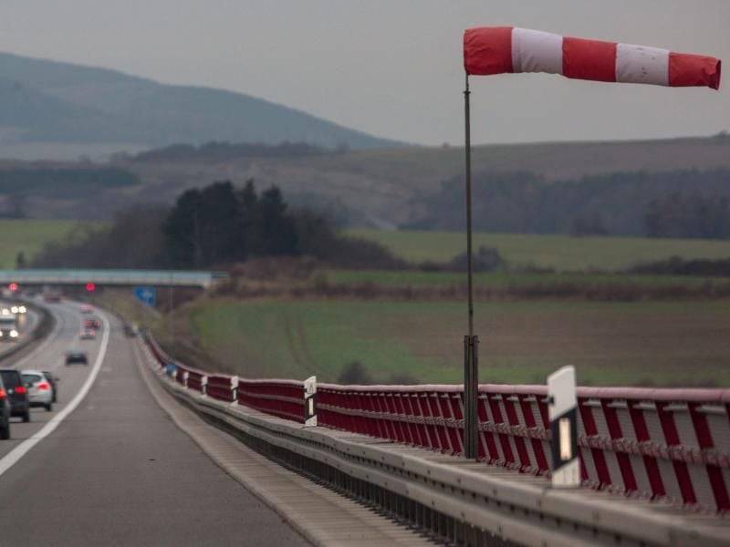 Bei starkem Wind müssen Autofahrer noch vorsichtiger und konzentrierter sein als sonst.