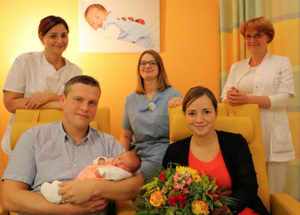 Kerstin Lüdecke und Torsten Fuhrmann aus Wernigerode sind die glücklichen Eltern von Jonna. Ihr Mädchen ist das 500. in diesem Jahr im Wernigeröder Harzklinikum auf die Welt gekommene Kind. Mit den Eltern freuen sich (hinten von links): Schwester Jacqueline Stieglitz, Teamleiterin der Wochenstation, Hebamme Marie-Sophie Mänz und Oberärztin Uta Schulze.