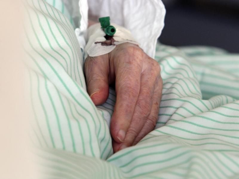 Um eine Lungenentzündung vorzubeigen, sollten ältere Menschen im Krankenhaus regelmäßig aufrecht sitzen und, falls möglich, auch mal aufstehen. Foto: Karl-Josef Hildenbrand/dpa