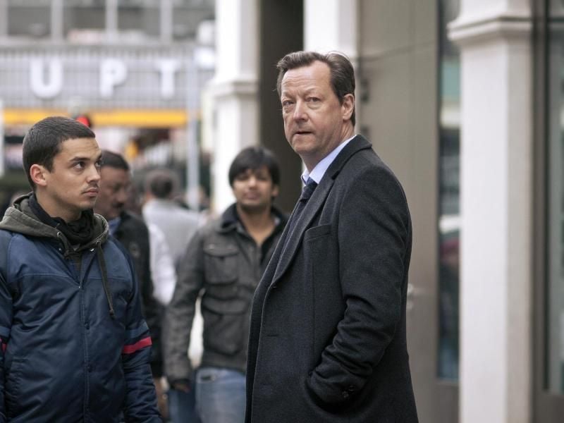 Matthias Brandt (r) lockte als Hauptkommissar Hanns von Meuffels weniger Zuschauer vor die Geräte als sonst. Foto: Hagen Keller//BR/X Filme Creative Pool Entertainment GmbH