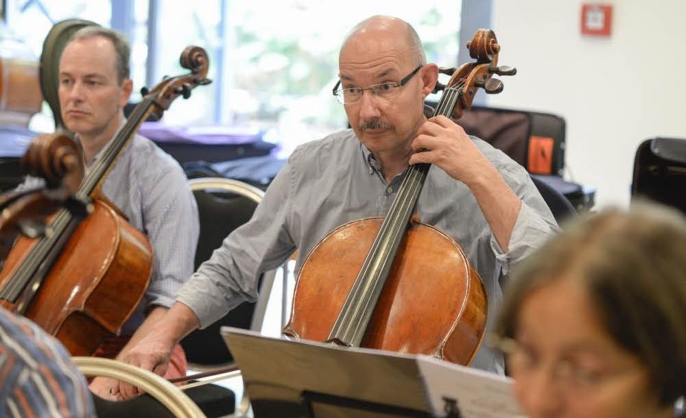 So konzentriert wie bei einer OP: Klinikchef Ludwig Patzer (rechts) bei der Orchesterprobe.