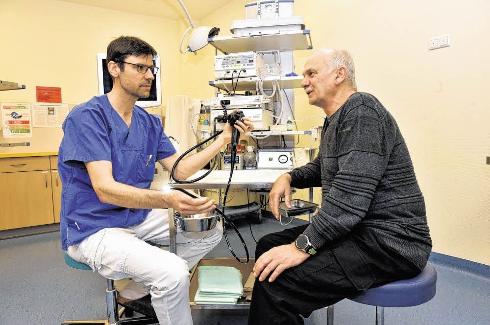 Dr. Sebastian Rostoski, Sektionsleiter Gastroenterologie am Asklepios-Klinikum, im Gespräch mit Patient Klaus Rüdiger