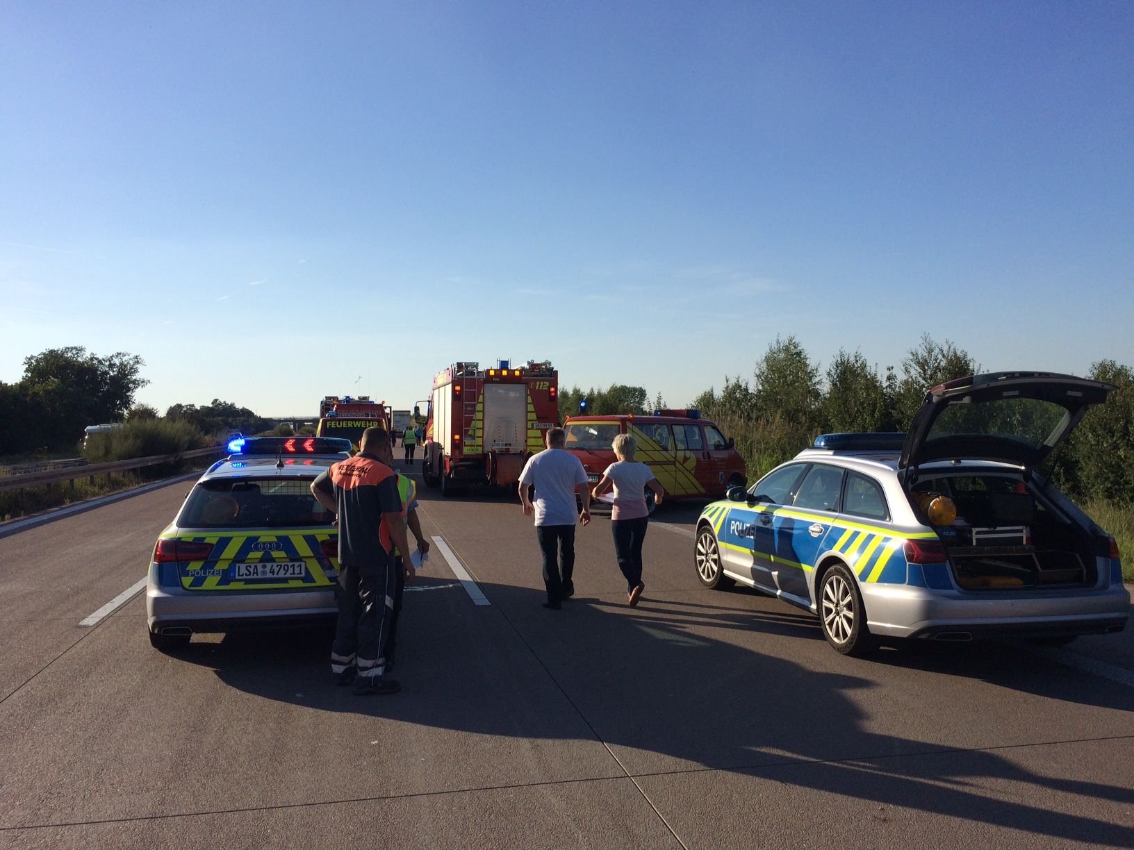 Tödlicher Unfall auf der A14 bei Gröbers: Der Fahrer eines Sattelzuges erkannte den stehenden Kleintransporter zu spät.