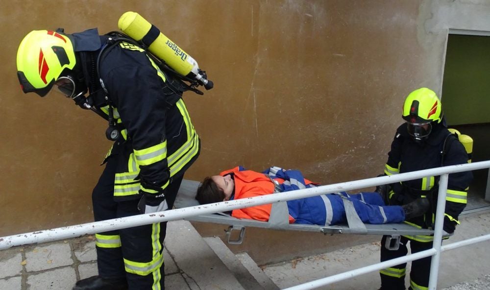 Die Einsatzübung, bei der ein Kellerbrand in der Schule mit der Rettung von fünf Verletzten simuliert wurde, bildete den Auftakt der Bereichsausbildung der Feuerwehren im nördlichen Teil von Jessen.