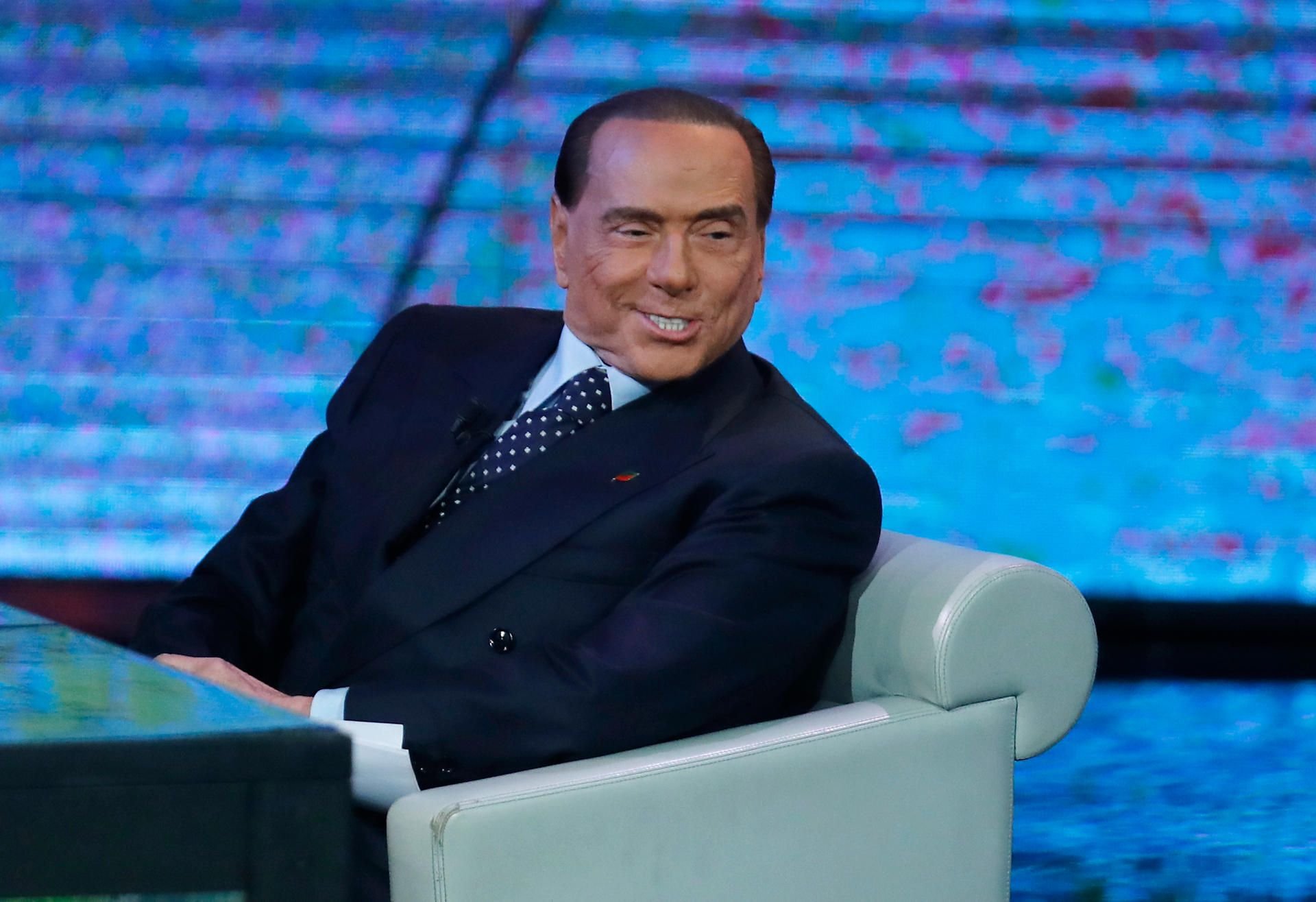 Der frühere italienische Regierungschef Silvio Berlusconi muss wegen des Vorwurfs der Zeugenbestechung erneut vor Gericht.