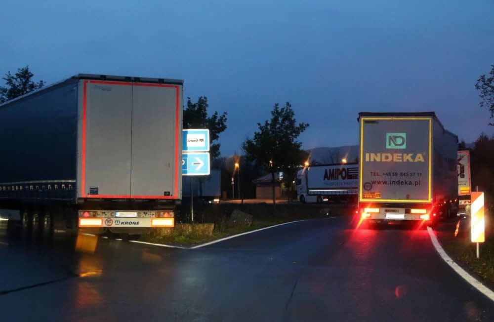 Auf dem Rastplatz „Helmetal“ bei Sangerhausen sind die Zufahrten und die PKW-Parkplätze oft von Lkw belegt. Generell gibt es entlang der Südharzautobahn nicht genug Stellflächen für Laster.