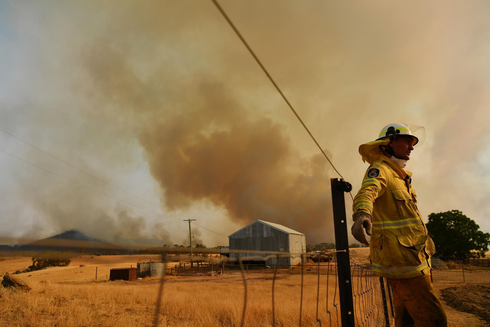 Ein australischer Feuerwehrmann in Tumburumba beobachtet das Feuer aus der Ferne.