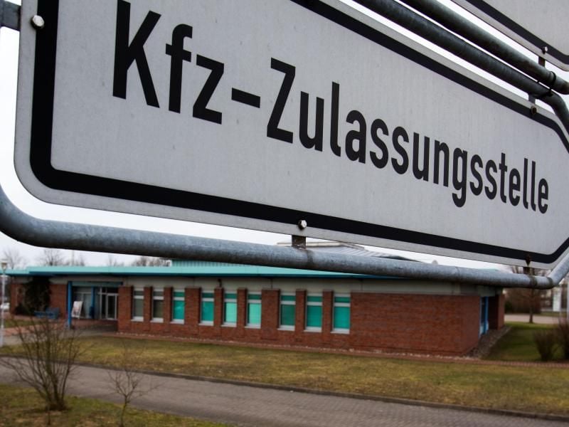 Bis zu drei Stunden mussten Autohalter in Hamburg auf der Zulassungsstelle warten, wenn sie ohne Termin kamen. Das ergab ein Stichprobe des ADAC. Foto: Jens Büttner/dpa