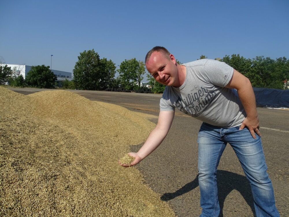 Betriebsteilleiter Stefan Ohle erläutert der MZ die Abläufe am Jessener Standort der Roth Agrarhandel GmbH.