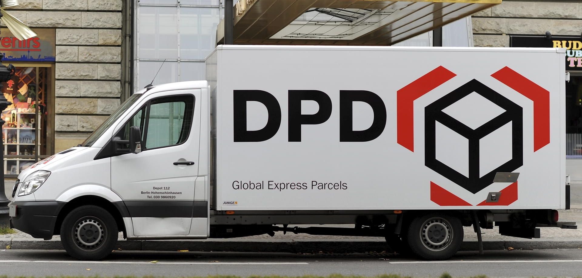 Ein Lieferwagen des Paketdienstes DPD parkt am Rand einer Straße.