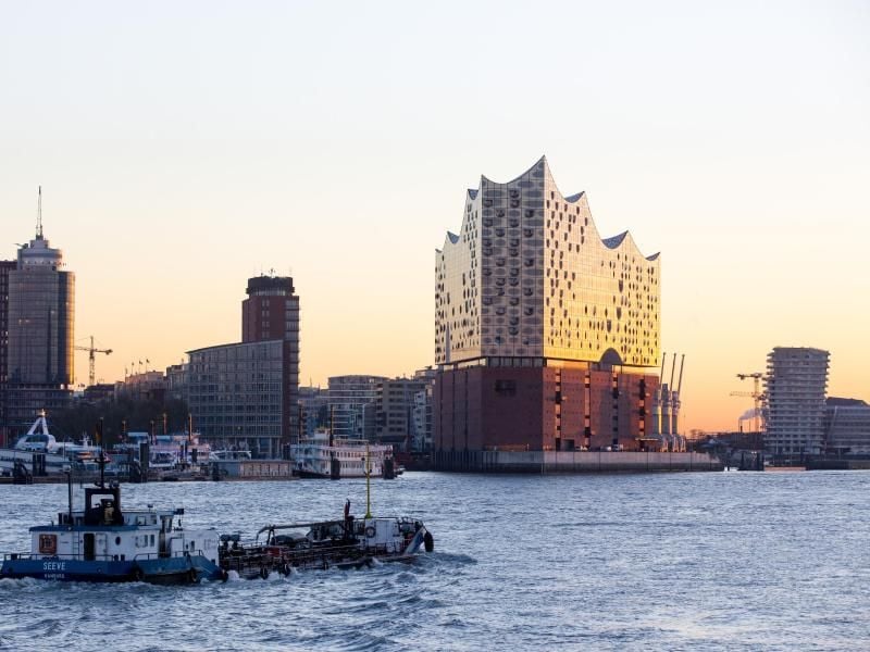 Die Elbphilharmonie leuchtet in der aufgehenden Sonne. Foto: Christian Charisius