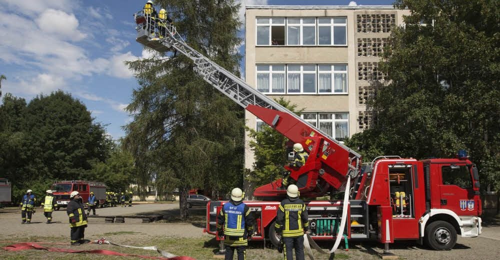 Es wurde auch die Drehleiter aufgebaut, um die „Eingeschlossenen“ aus dem vierten Stock zu bergen.