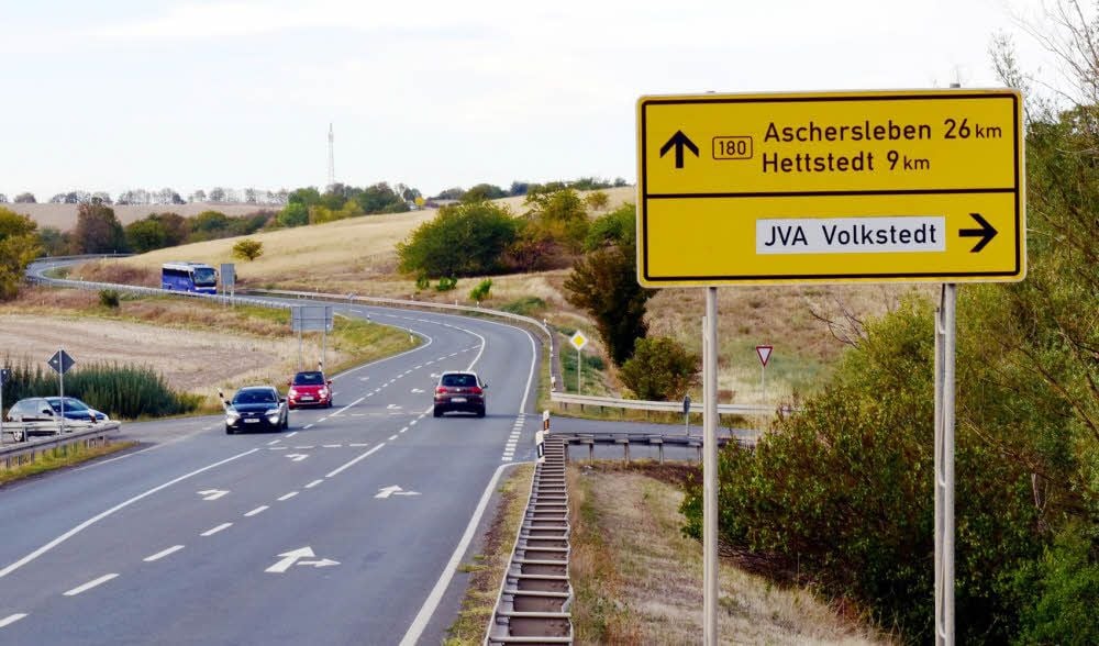Am Abzweig zur Justizvollzugsanstalt Volkstedt beginnen die Bauarbeiten an der Bundesstraße 180.