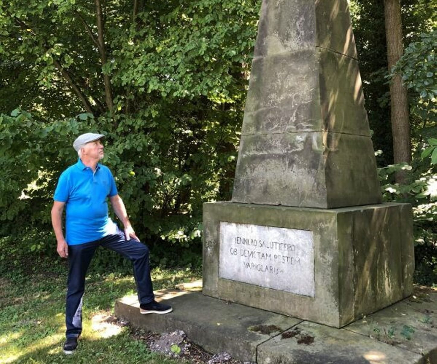Heinz A. Behrens nimmt die Stele im Gutspark in Augenschein. Sie würdigt den Begründer des Impfwesens.