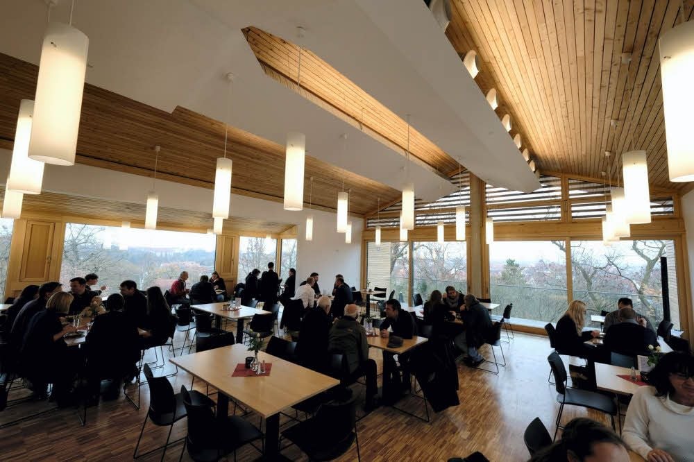 Blick in den Gastraum, der auch eine tolle Aussicht über Halle bietet