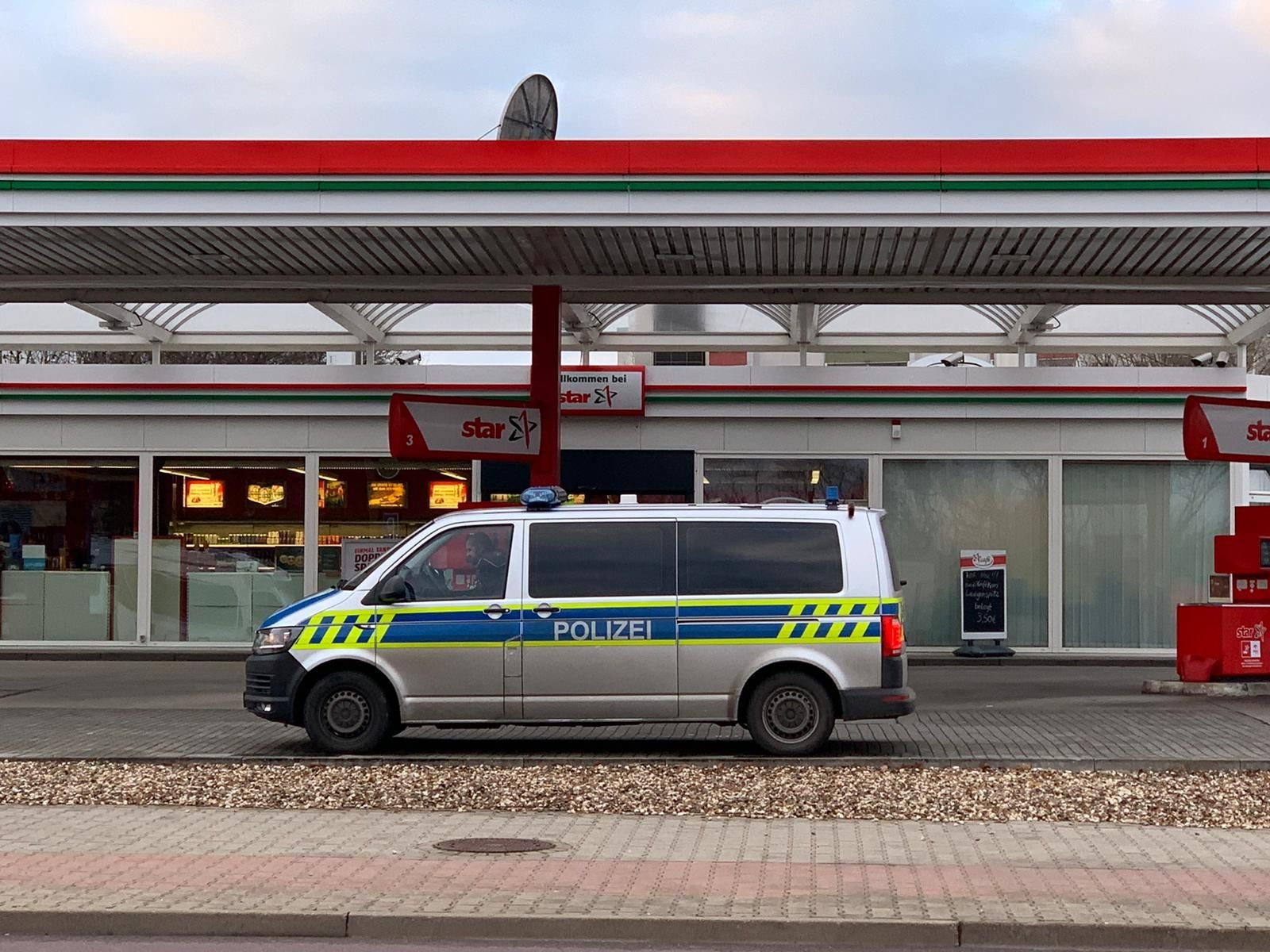 Polizei an der Tankstelle in Halle-Neustadt