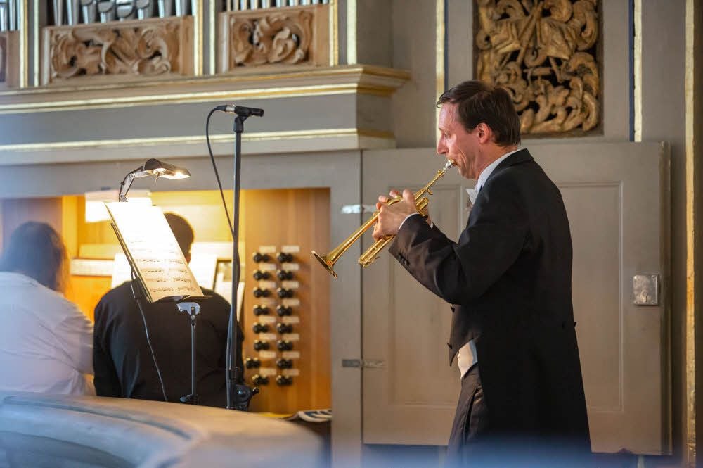 Trompeter Joachim Karl Schäfer am 30. Juni beim Abschlusskonzert des Musikfestes im Zeitzer Dom St. Peter und Paul. An der Orgel wurde er von Matthias Eisenberg begleitet.
