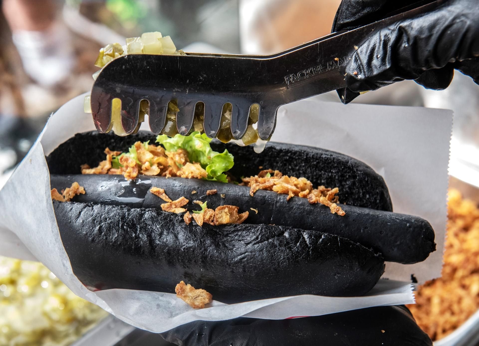 Für die schwarze Färbung wird Aktivkohle verwendet, auch beim Hot Dog.