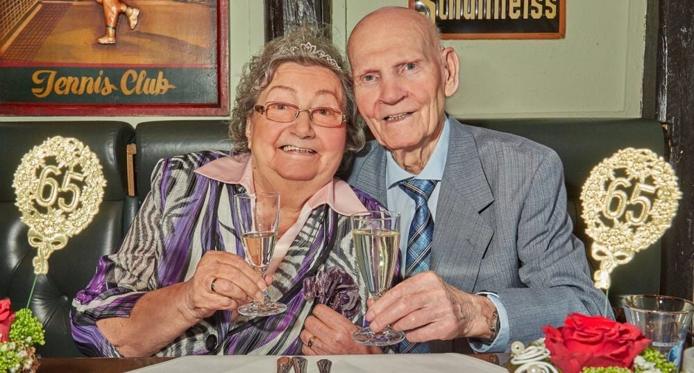 Jutta und Siegfried Kutscher stoßen im Bernburger „Lindenhof“ auf 65 glückliche Ehejahre an.