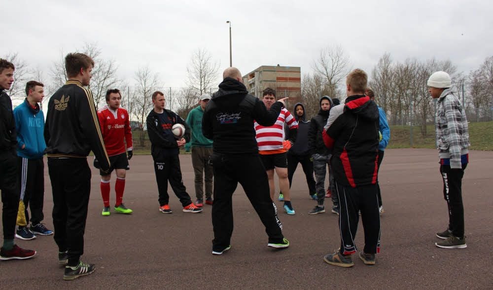 Auf dem Bolzplatz ist Kai Borchardt der Boss. Auf die Anweisungen des Trainers hören seine Spieler.