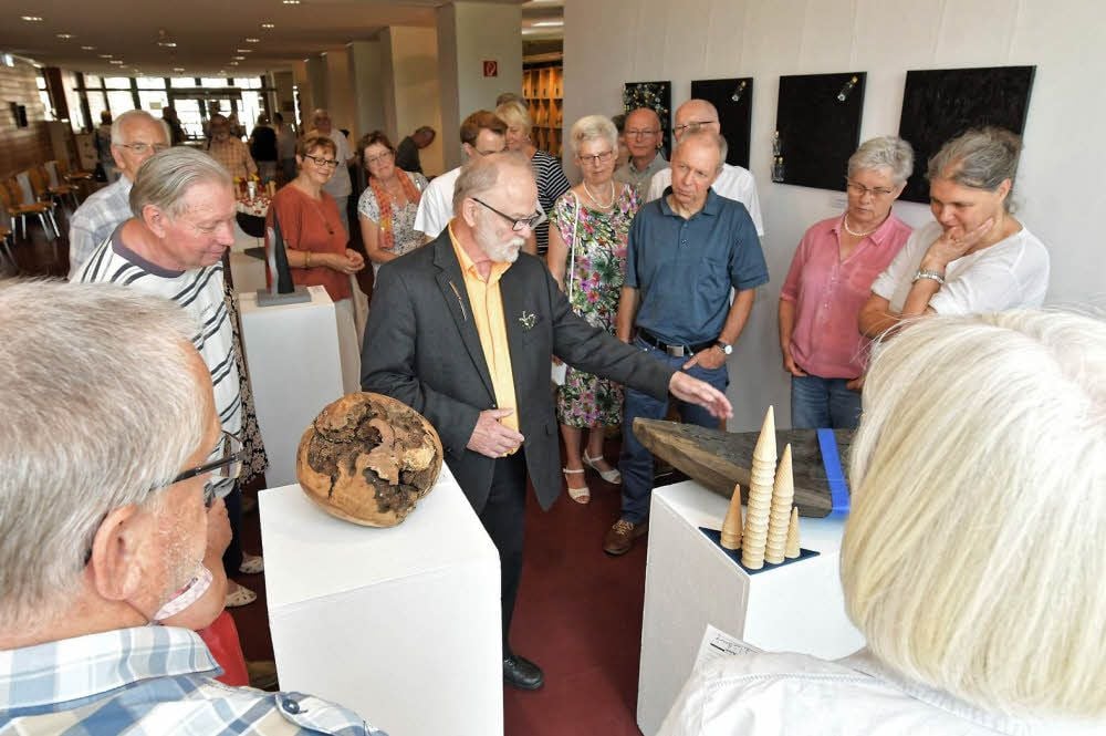 Dicht umringt bei der Ausstellungseröffnung: Jürgen Ludwig in der Bibliothek des Umweltbundesamtes.