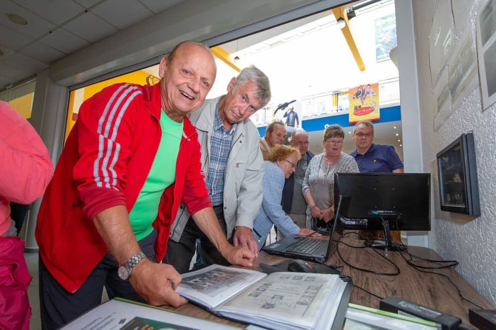 Günter Karczmarzyk (l.) findet sich auf einem Mannschaftsbild von 1970 wieder. Er gehörte zu den Besuchern der Fußball-Schau im Brühl-Center.