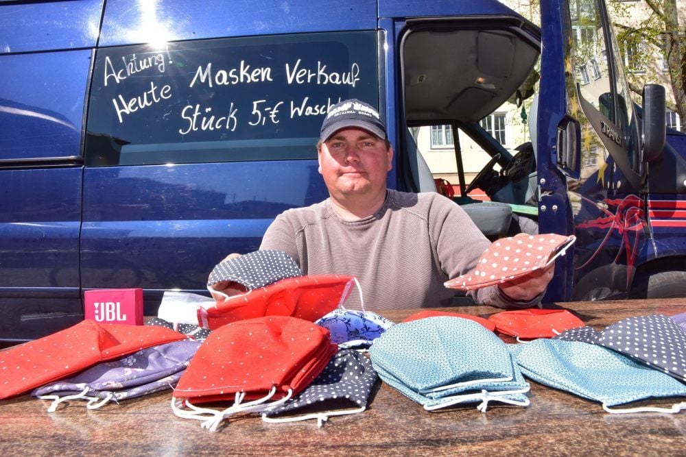 Toni Wieser am Dienstag auf dem Dessauer Markt. Dort verkaufte er Schutzmasken.