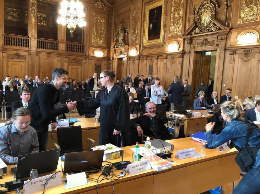 Das Interesse an der Verhandlung war groß - der Saal des Bundesverwaltungs-gerichts gut gefüllt. Vorne rechts Kläger Jürgen Rohrmoser.