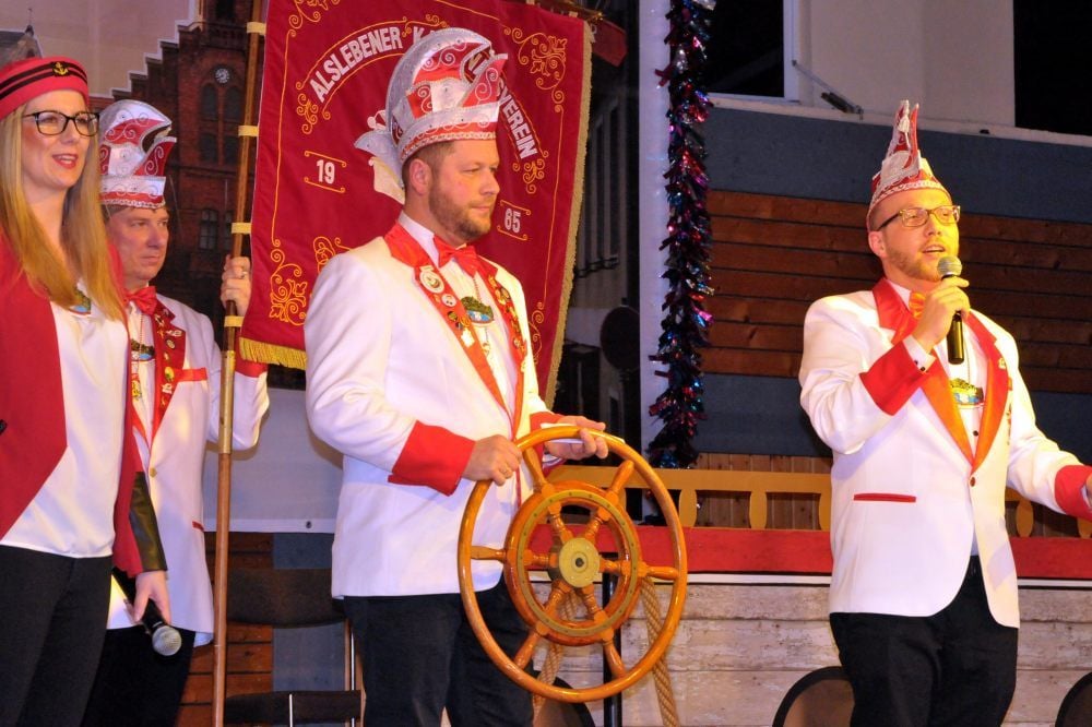 Mathias Stolze (li.) und Konstantin Weigel haben das Steuerrad auf dem Schiff des Alsleber Karnevalsvereins übernommen.