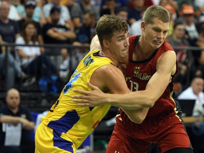 NBA-Spieler Moritz Wagner (r) gab gegen Schweden sein Debüt im Nationaltrikot. Foto: Harald Tittel