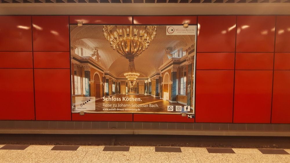 Im U-Bahnhof „Berliner Straße“ in Berlin wird mit diesem Plakat für Köthen Werbung gemacht.