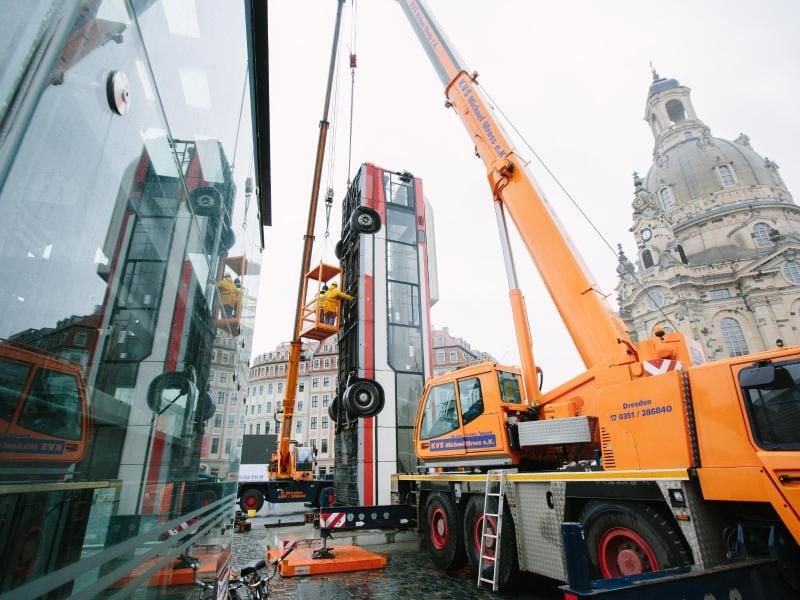 Die Bus-Installation „Monument” wird demontiert. Foto: Oliver Killig