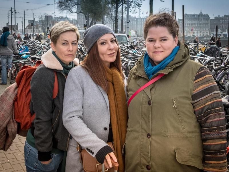 Ein Trip nach Amsterdam: Hilde (Gesine Cukrowski, l-r) Anne (Simone Thomalla) und Conny (Nadine Wrietz). Foto: Boris Laewen/ZDF