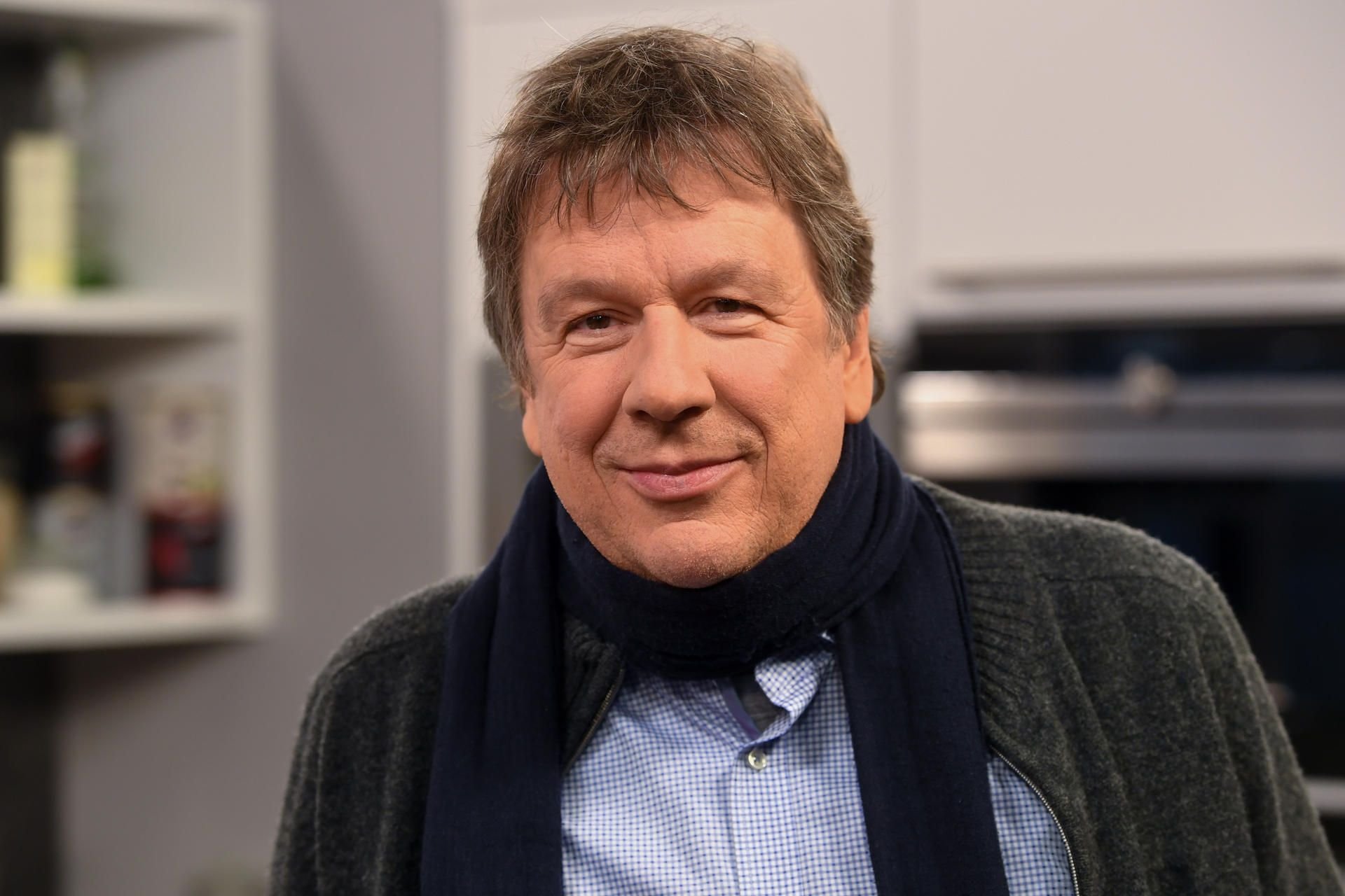 Der Meteorologe Jörg Kachelmann steht in einem Fernsehstudio