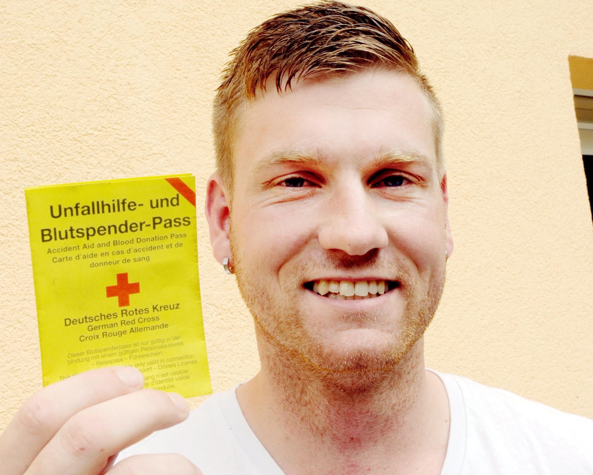 Seit den Freistunden immer dabei: Steffen Müller mit Blutspender-Pass