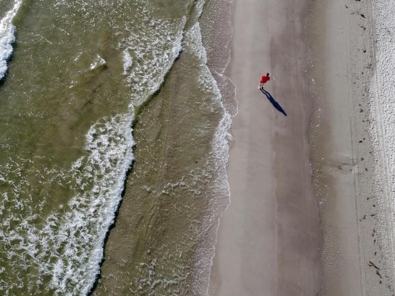 Ostseewellen schlagen an den Strand von Binz auf der Insel Rügen. Foto: Stefan Sauer/Archivbild