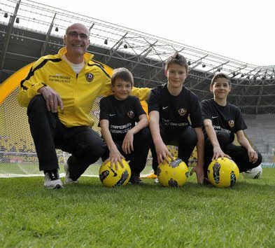 Ralf Hauptmann (links) ist der Chef des Dresdener Fußballschule, die nach Coswig kommt.