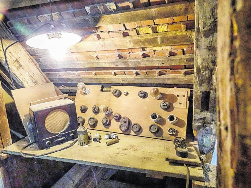 Auf dem Dachboden des Schlosses hatten sich die kriegsgefangenen Offiziere einen Radioraum eingerichtet, der auch als Fälscherwerkstatt diente.