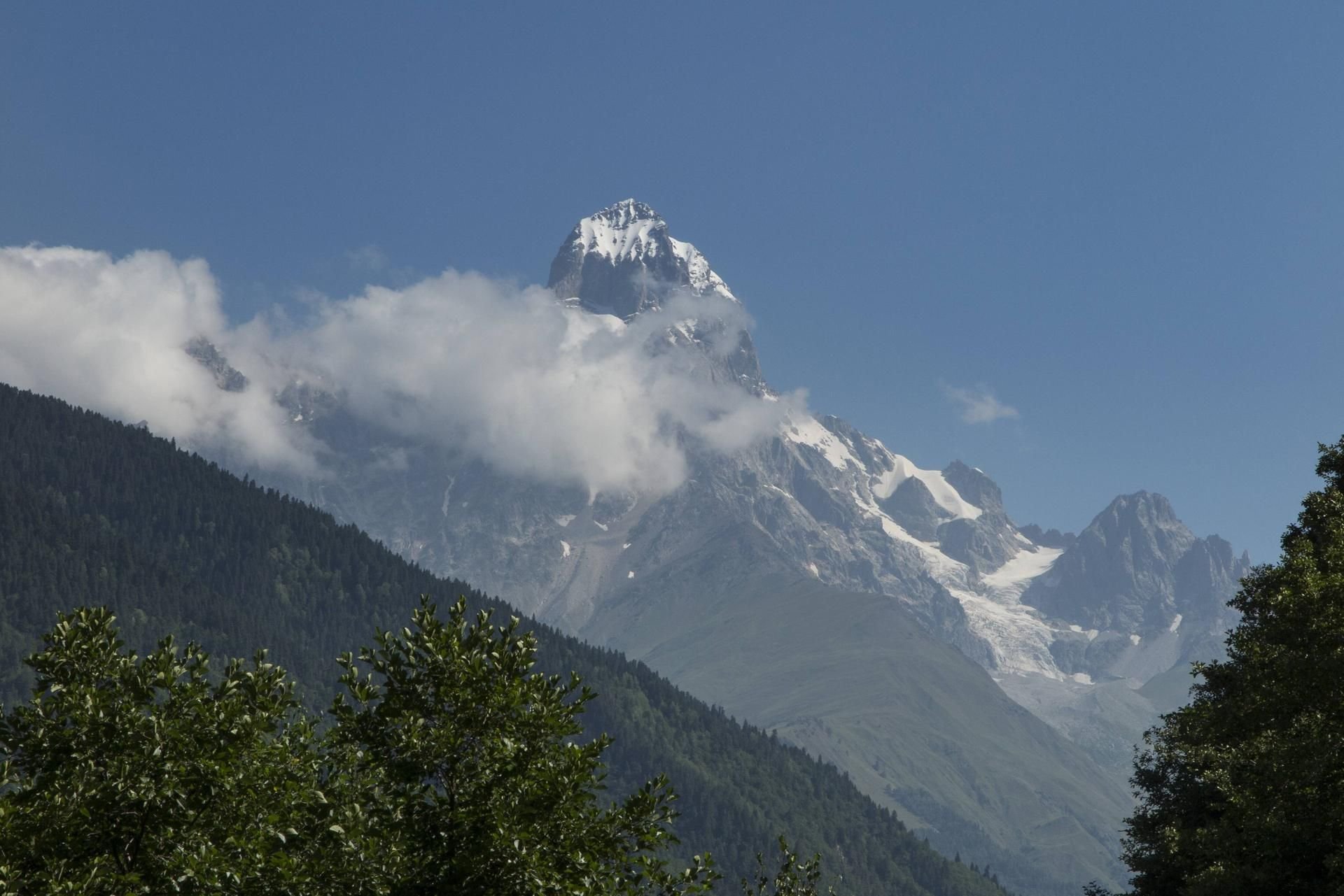 Der 4737 Meter hohe Ushba (Uschba) bei Mestia im Kaukasus in Georgien.